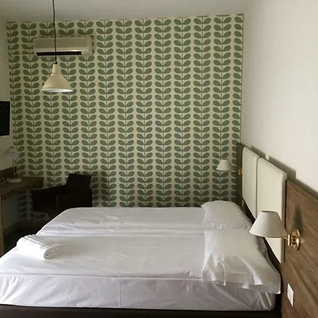 Hotel B